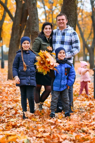 Retrato Uma Família Com Crianças Parque Cidade Outono Pessoas Felizes — Fotografia de Stock