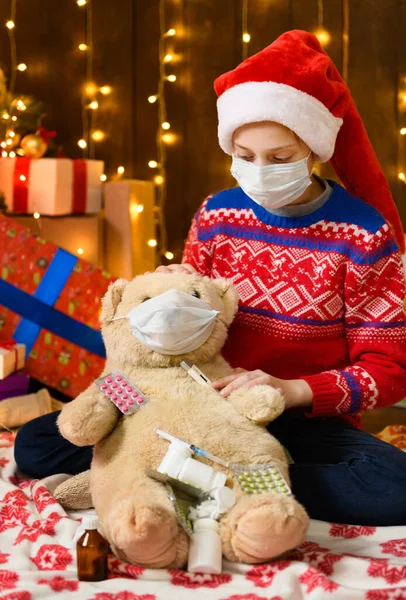 Kindermädchen Posieren Als Weihnachtsmann Helferin Neujahrsschmuck Das Tragen Einer Schutzmaske — Stockfoto