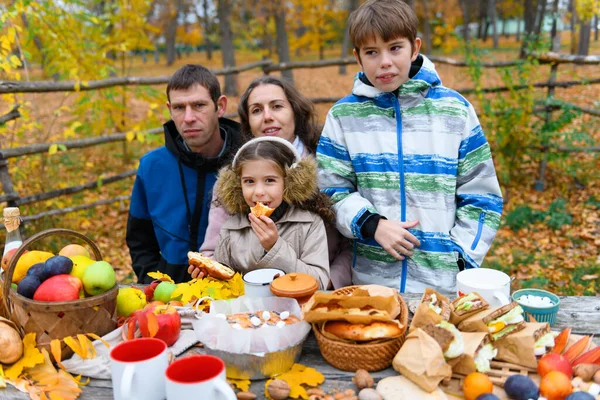 Portrait Happy Family Autumn City Park People Sitting Table Eating — Stock Photo, Image