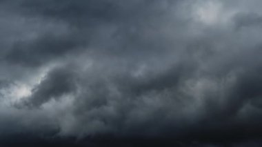 Güzel, karanlık, dramatik gökyüzü, fırtınalı bulutlar, zaman, yağmur veya kar yağmadan önce geçiyor, kış mevsimi.