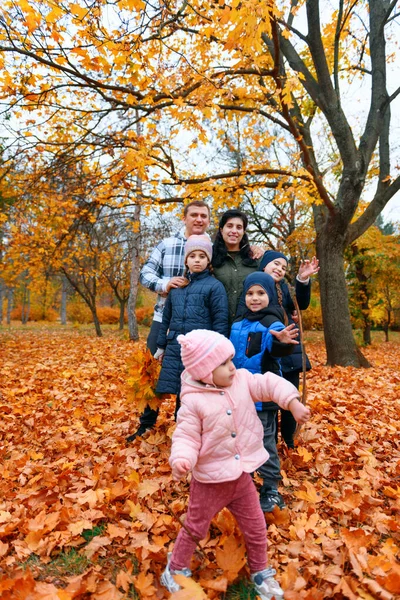 Retrato Una Familia Con Niños Parque Otoño Gente Feliz Posando —  Fotos de Stock