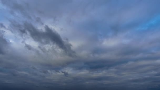抽象的な背景として夕方に雲のある美しい青空のタイムラプス — ストック動画