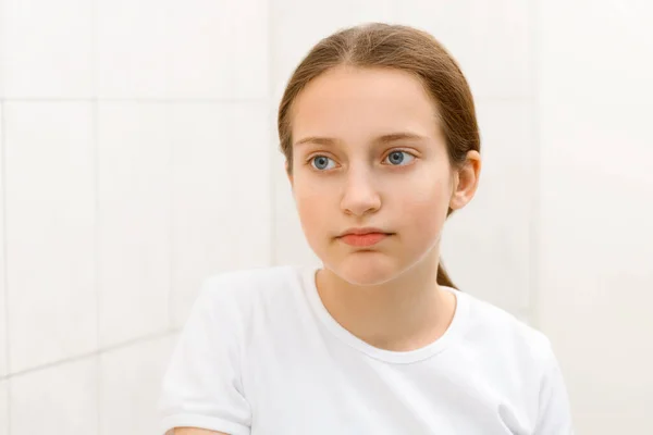 Gesicht Eines Teenagermädchens Sie Sieht Sich Selbst Spiegel Und Lächelnd — Stockfoto