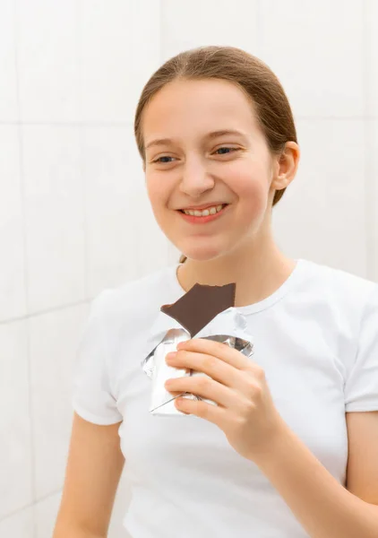 Face Teenage Girl She Looks Herself Mirror Eating Chocolate Smiling — Stockfoto