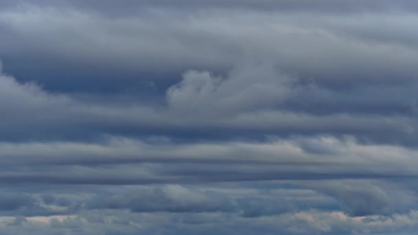 雨や雪や冬の季節の前に嵐の雲の時間経過と美しい暗い劇的な空 — ストック動画