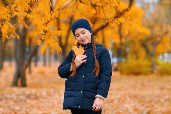Portret Dziewczynki Parku Jesiennym Pozowanie Liściem Klonu Piękna Natura Drzewa — Zdjęcie stockowe