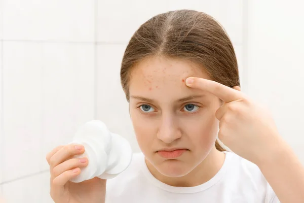 Cara Una Adolescente Con Granos Mira Espejo Cuida Piel Hace — Foto de Stock