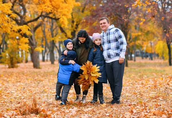 Retrato Una Familia Con Niños Parque Otoño Gente Feliz Posando — Foto de Stock
