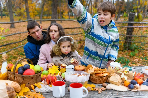 Happy Family Resting Autumn City Park People Sitting Table Eating — Stock Photo, Image