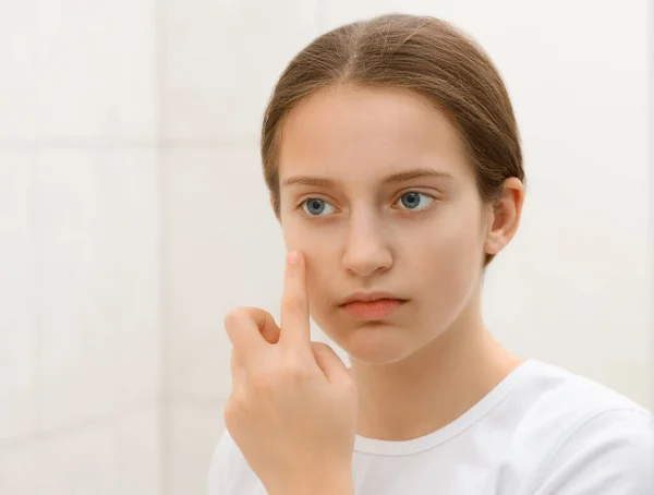 Πρόσωπο Ενός Έφηβου Κοριτσιού Κοιτάζει Τον Εαυτό Της Στον Καθρέφτη — Φωτογραφία Αρχείου