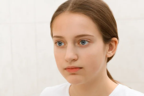 Das Gesicht Eines Teenagermädchens Sie Sieht Sich Selbst Spiegel Gute — Stockfoto