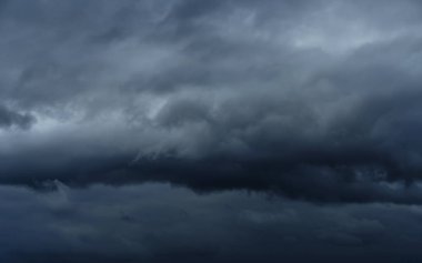 Güzel, karanlık, dramatik gökyüzü, fırtınalı bulutlar, yağmur veya kar yağmadan önce.
