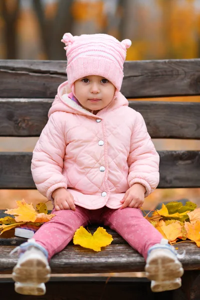 Ritratto Bambina Seduta Una Panchina Nel Parco Cittadino Autunnale Bella — Foto Stock