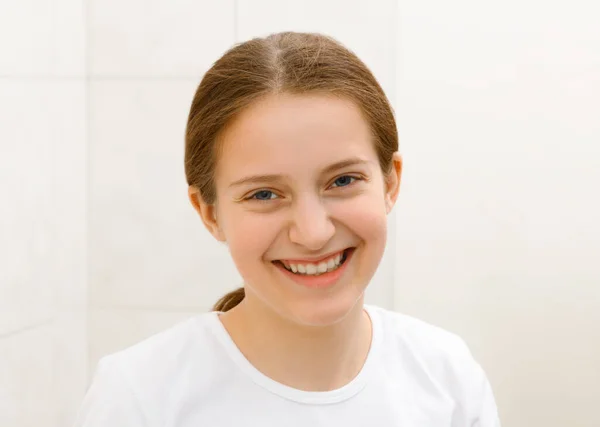 Boldog Arc Egy Tinédzser Lány Néz Magára Tükörben Mosolyog Tiszta — Stock Fotó