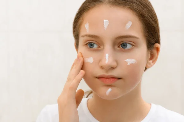 Girl Puts Cream Her Face Face Teenage Girl Good Skin — Stock Photo, Image