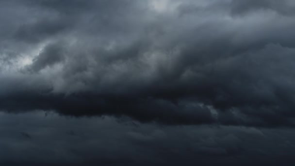 雨や雪や冬の季節の前に嵐の雲の時間経過と美しい暗い劇的な空 — ストック動画