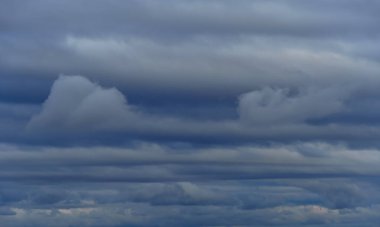 Güzel mavi gökyüzü ve soyut arkaplan bulutları.