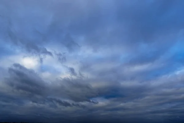 Langit Biru Yang Indah Dengan Awan Malam Hari Sebagai Latar — Stok Foto