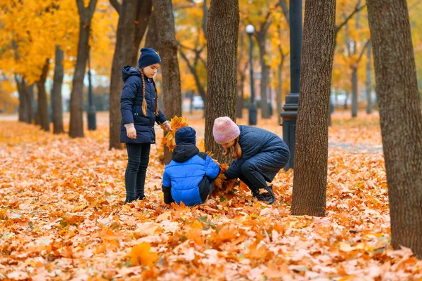 Kinderen Spelen Met Gele Esdoorn Bladeren Herfst Stadspark Herfstseizoen Prachtige — Stockfoto