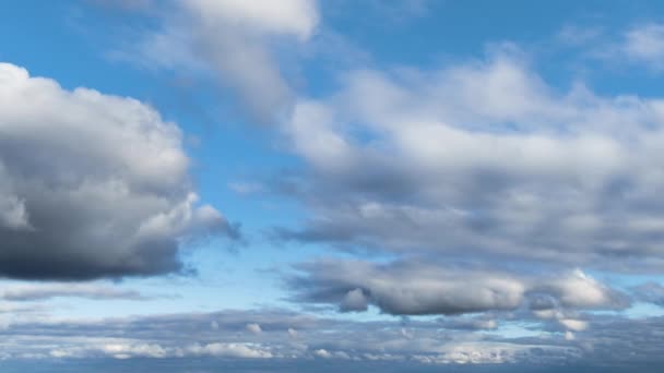 Zeitraffer Von Wunderschönem Blauem Himmel Und Hellen Wolken Als Abstrakter — Stockvideo