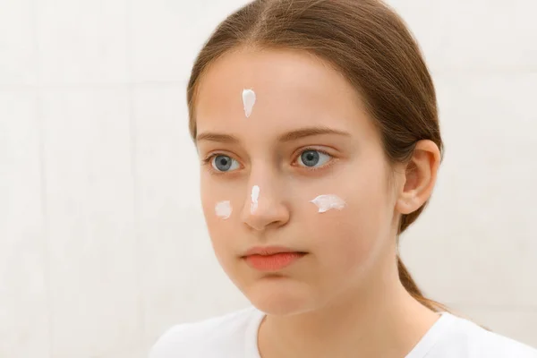 Menina Coloca Creme Rosto Rosto Uma Adolescente Com Boa Pele — Fotografia de Stock