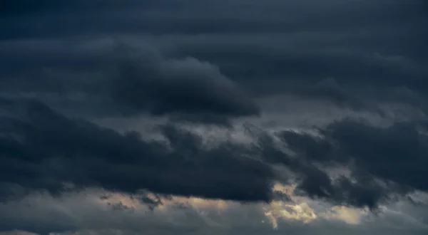 雨や雪の前に嵐の雲と美しい暗い劇的な空 — ストック写真