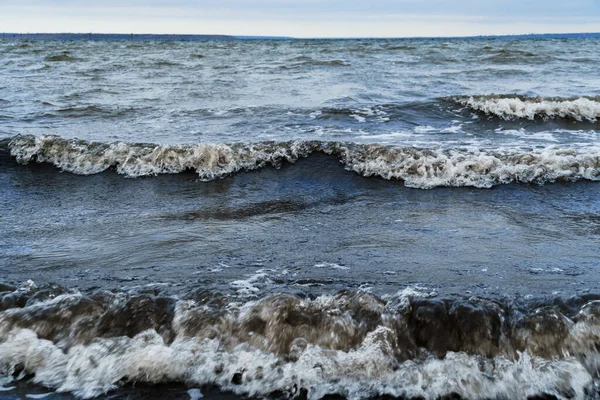 Dramatik Deniz Manzarası Kasvetli Deniz Dalgalar Karanlık Kasvetli Gökyüzü Sonbaharın — Stok fotoğraf