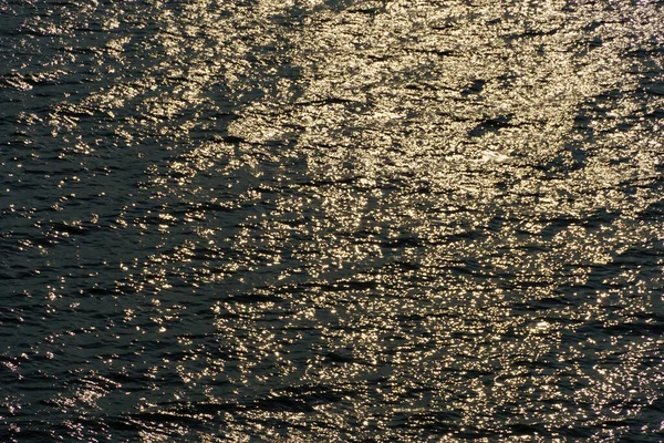 Luce Solare Dorata Riflessa Onde Tramonto Sfondo Scuro Contrasto Paesaggio — Foto Stock