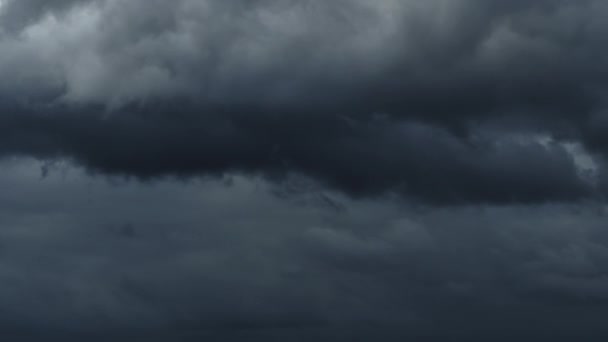 雨や雪や冬の季節の前に嵐の雲の時間経過と美しい暗い劇的な空 — ストック動画