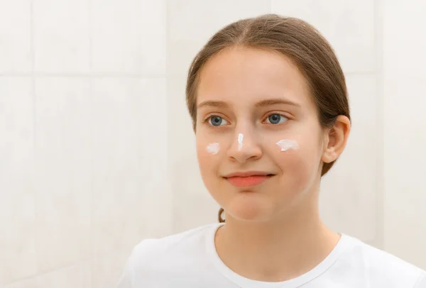 Menina Coloca Creme Rosto Rosto Uma Adolescente Com Boa Pele — Fotografia de Stock