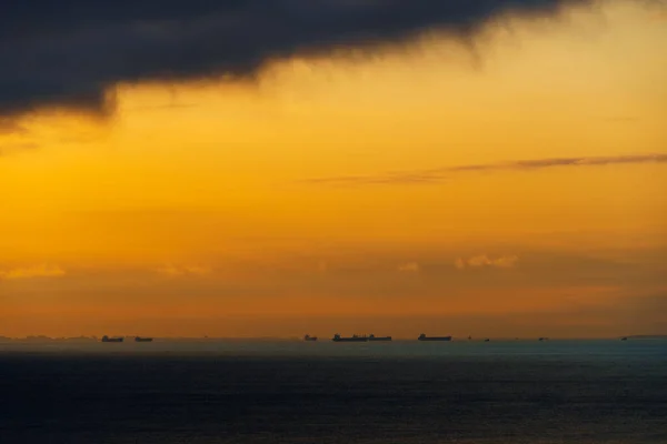 Siluetas Barcos Mar Espectacular Paisaje Marino Con Cielo Atardecer Luz — Foto de Stock