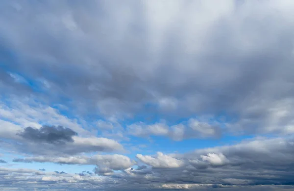 Langit Biru Yang Indah Dan Awan Terang Sebagai Latar Belakang — Stok Foto