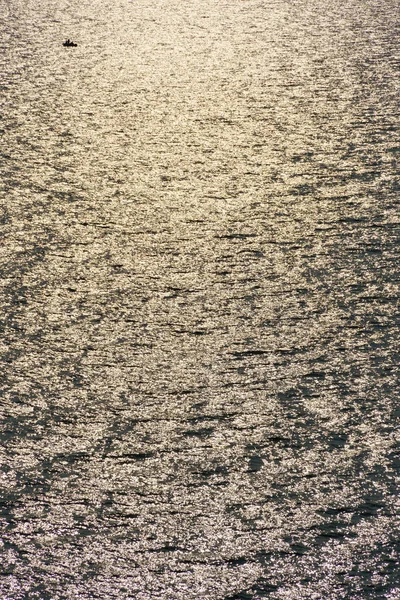 Barco Pesca Luz Del Sol Oro Reflejado Una Ola Atardecer — Foto de Stock