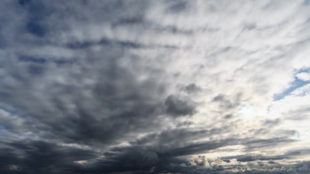 雨や雪や冬の季節の前に嵐の雲の時間経過と美しい暗い劇的な空 — ストック動画