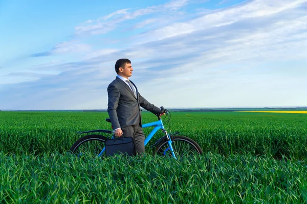 Бізнес Концепція Бізнесмен Їде Велосипеді Зеленій Траві Одягнений Діловий Костюм — стокове фото
