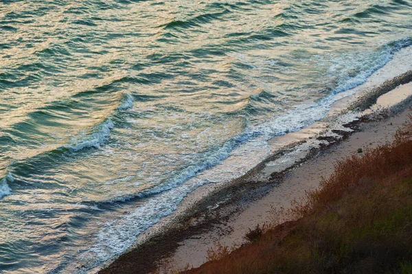 Gün Batımı Deniz Manzarası Deniz Dalgalar Yüksek Tepelerden Manzara — Stok fotoğraf