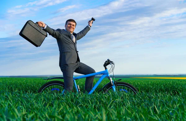 Geschäftskonzept Ein Geschäftsmann Fährt Mit Dem Fahrrad Auf Einer Grünen — Stockfoto