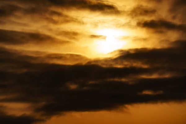 Dramatic Cloudy Sky Sunset Background Golden Color Sun Dark Silhouettes — Stock Photo, Image