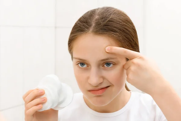 Cara Una Adolescente Mira Espejo Cuida Piel Hace Procedimientos Cosméticos — Foto de Stock