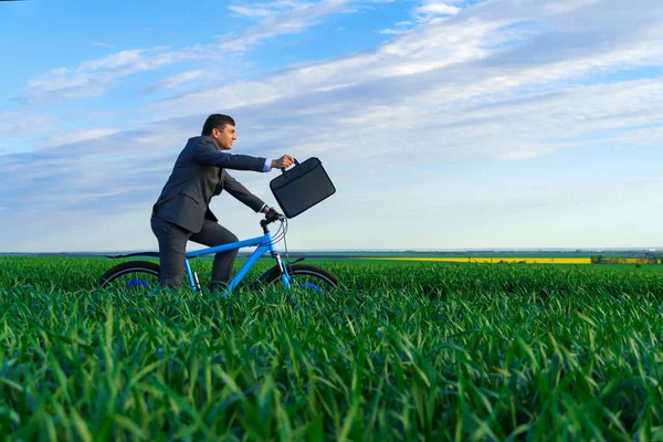 Concepto Negocio Hombre Negocios Monta Una Bicicleta Campo Hierba Verde — Foto de Stock