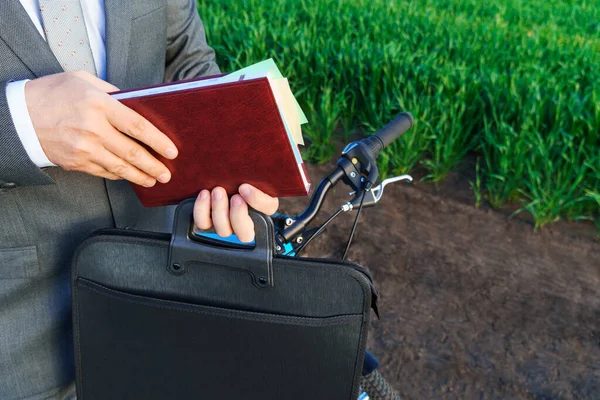 Geschäftsidee Ein Geschäftsmann Fährt Mit Dem Fahrrad Auf Einer Grünen — Stockfoto