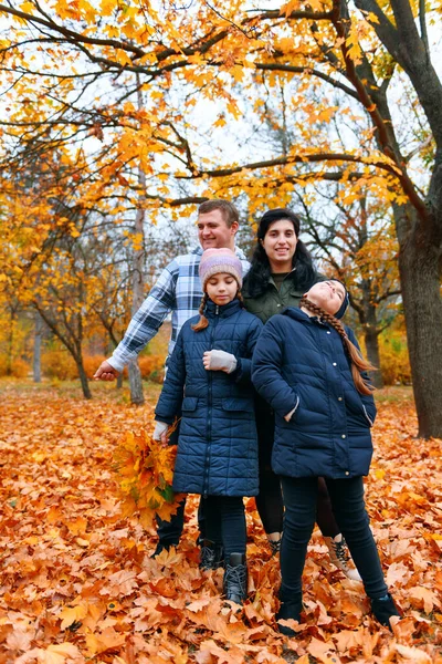 Retrato Uma Família Com Crianças Parque Cidade Outono Pessoas Felizes — Fotografia de Stock