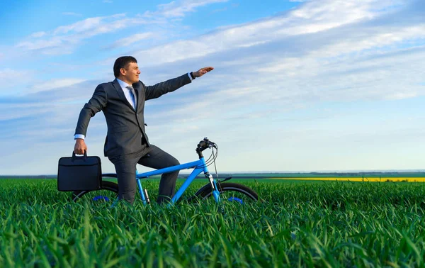Бизнес Концепция Бизнесмен Ездит Велосипеде Зеленой Траве Смотрит Вдаль Одетый — стоковое фото