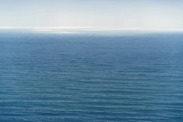 Güneş Işığı Denize Yansıyor Mavi Dalgalar Parlak Işık Gökyüzüne Ufka — Stok fotoğraf