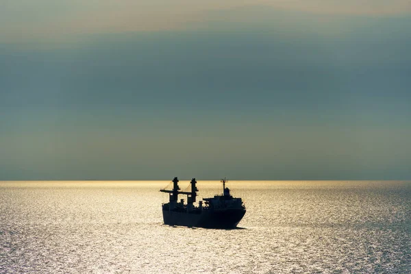 Sylwetki Statku Morzu Dramatyczny Pejzaż Morski Zachodem Słońca Jasne Światło — Zdjęcie stockowe