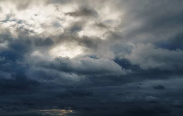 Όμορφο Σκοτεινό Δραματικό Ουρανό Θυελλώδη Σύννεφα Πριν Από Βροχή Χιόνι — Φωτογραφία Αρχείου