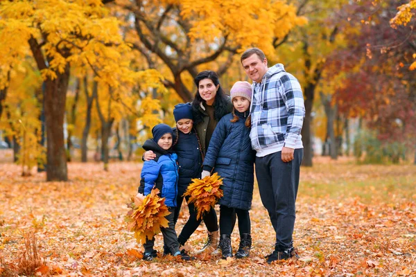 Retrato Una Familia Con Niños Parque Otoño Gente Feliz Posando — Foto de Stock
