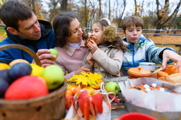 Famiglia Felice Che Riposa Nel Parco Cittadino Autunnale Gente Mangia — Foto Stock