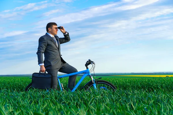 Бизнес Концепция Бизнесмен Ездит Велосипеде Зеленой Траве Смотрит Вдаль Через — стоковое фото