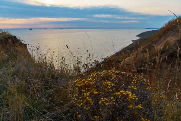 Gün Batımı Deniz Manzarası Deniz Dalgalar Yüksek Tepelerden Manzara — Stok fotoğraf